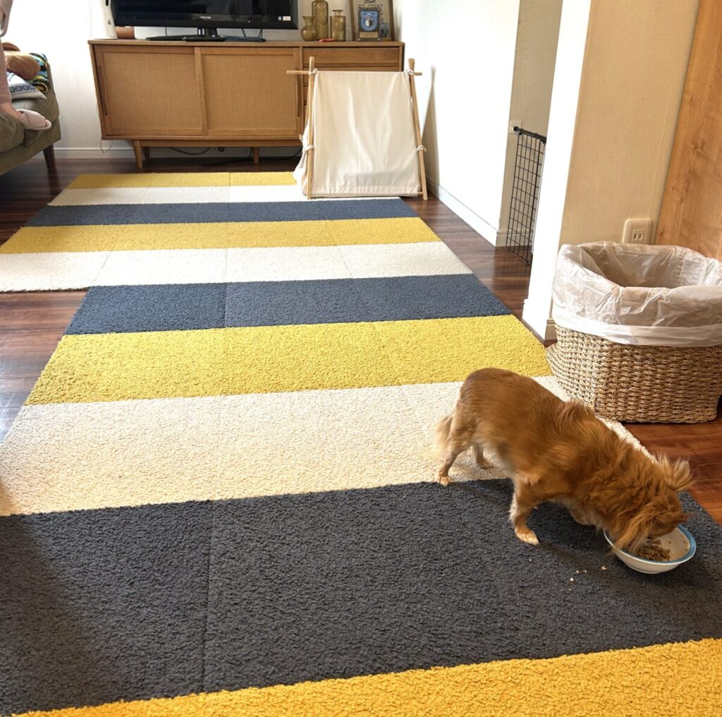 フローリングの上に敷いたタイルカーペット