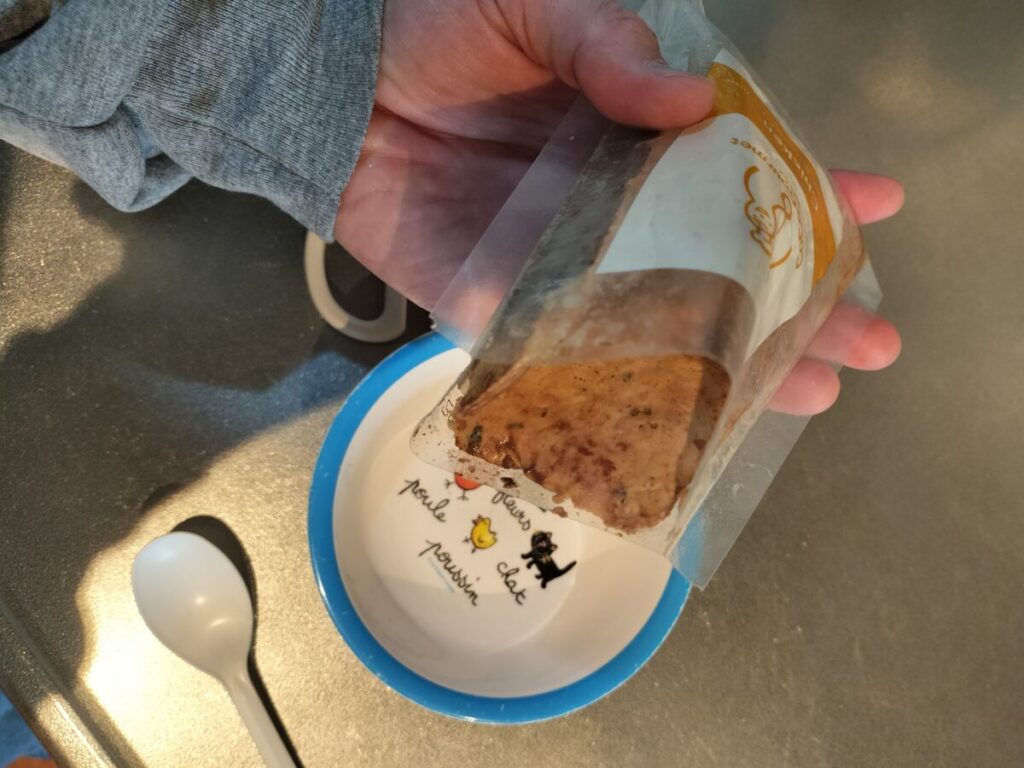 ココグルメをパッケージから取り出している様子