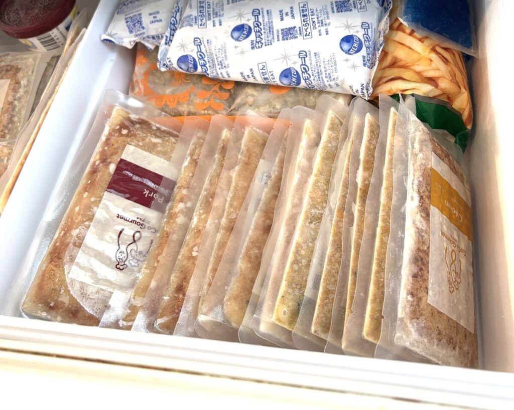 ココグルメを冷凍庫で保存している様子(冷凍タイプドッグフードの保存方法)