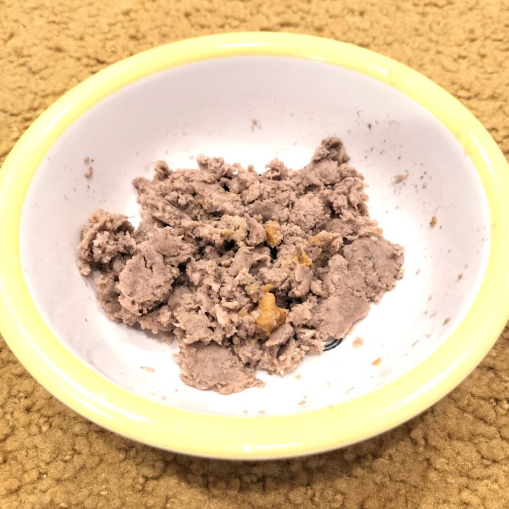 保護犬チワワのラテまるが大好物の
ウェットフードのココグルメをお皿に盛り付けている画像