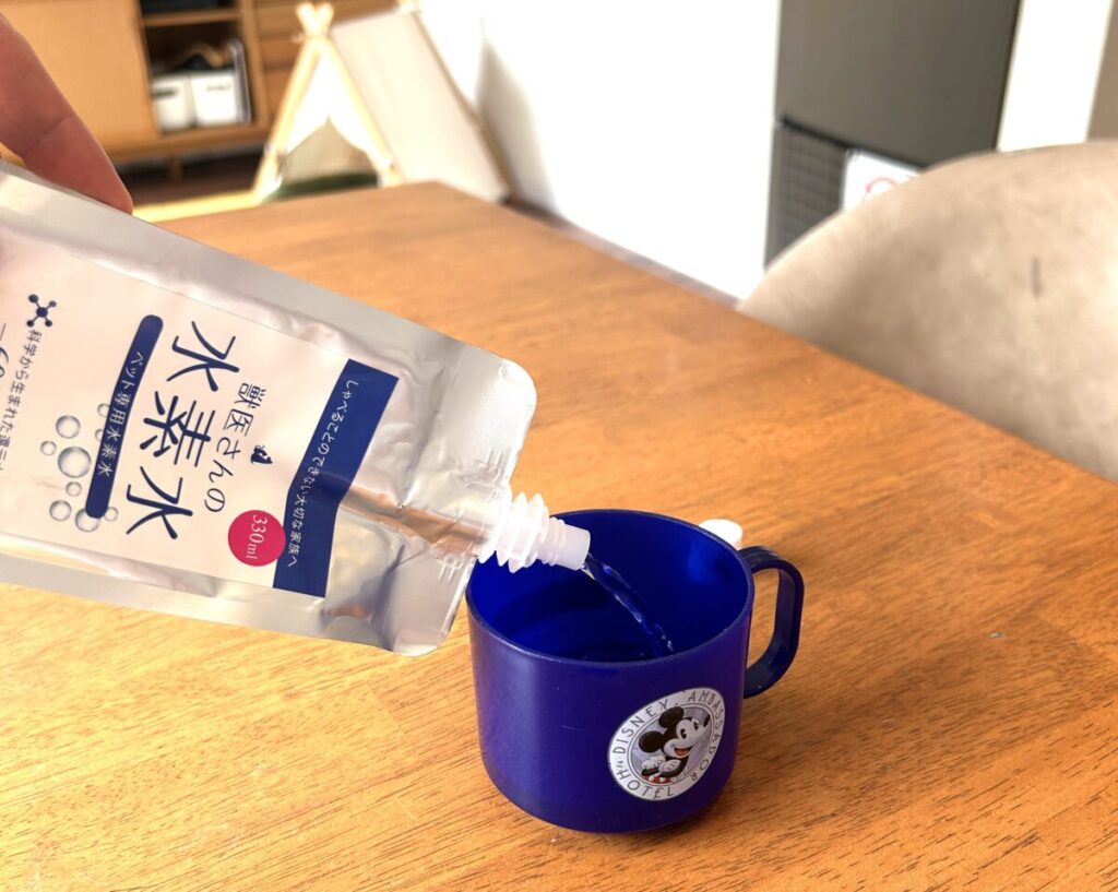 獣医さんの水素水をコップに注いでいる様子