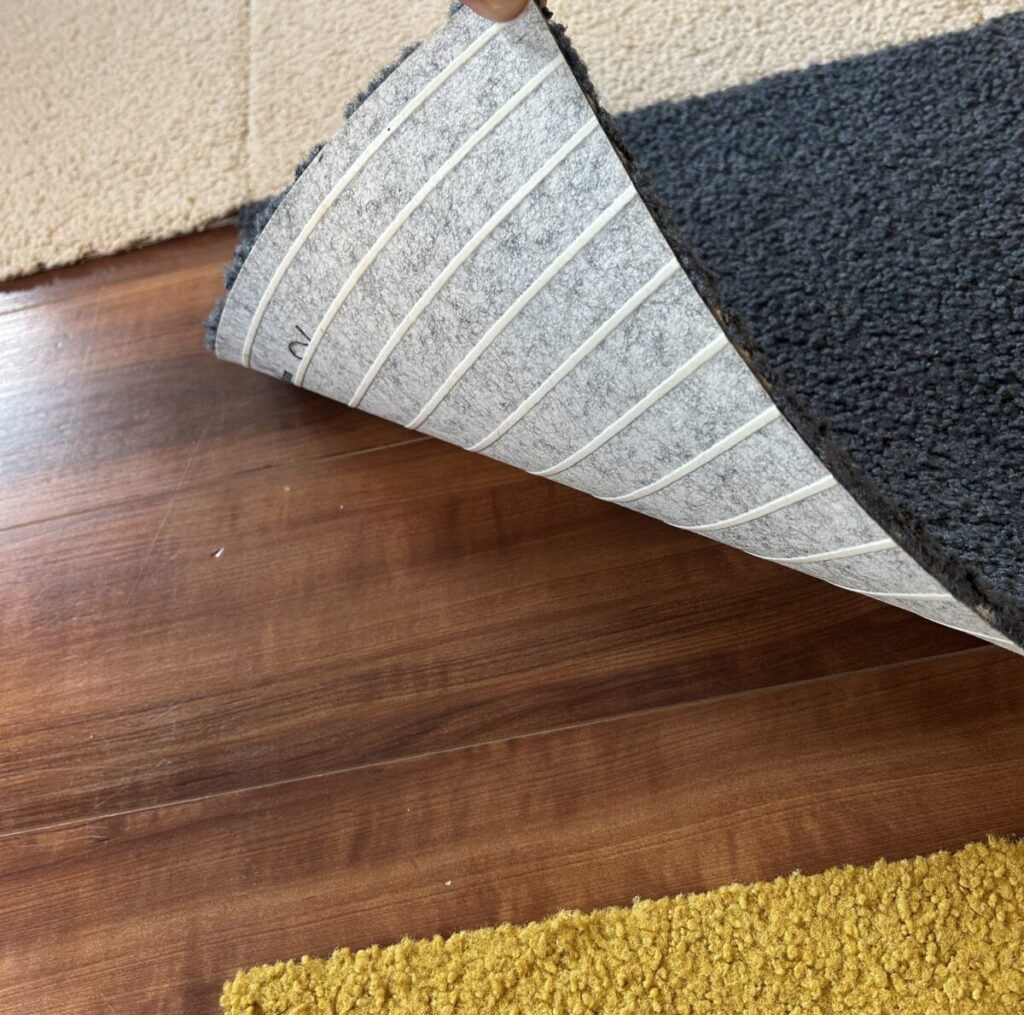 タイルカーペット裏面の滑り止め加工