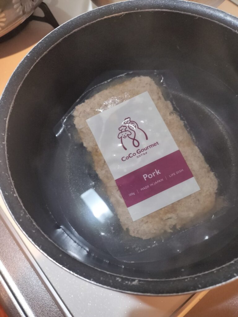 ココグルメを湯煎している様子